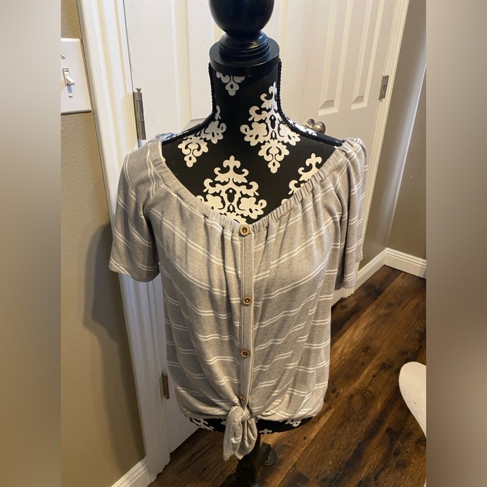 Women’s Fantastic Fawn Off The Shoulder Button Down Tie Shirt Size Medium